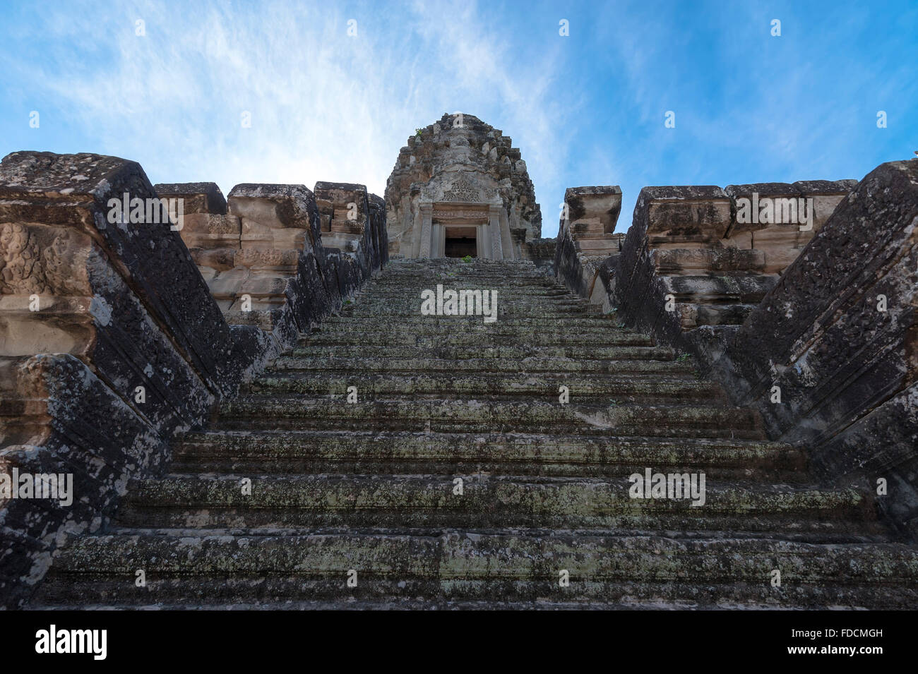Angkor Wat líder escaleras arriba Foto de stock