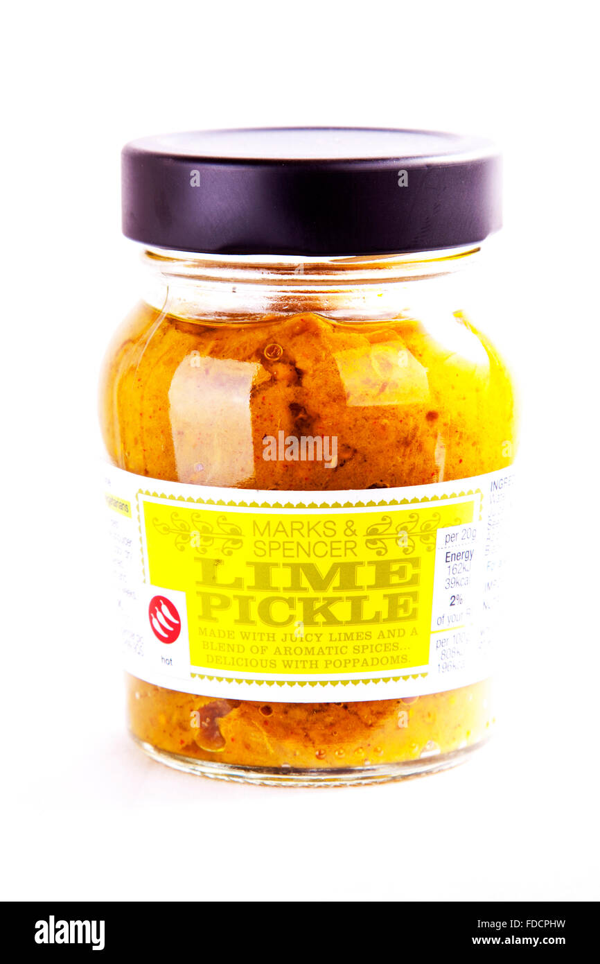 Lime pickle jar picante condimento indio M&S Marks & Spencer marca recorte recorte fondo blanco aislado Foto de stock