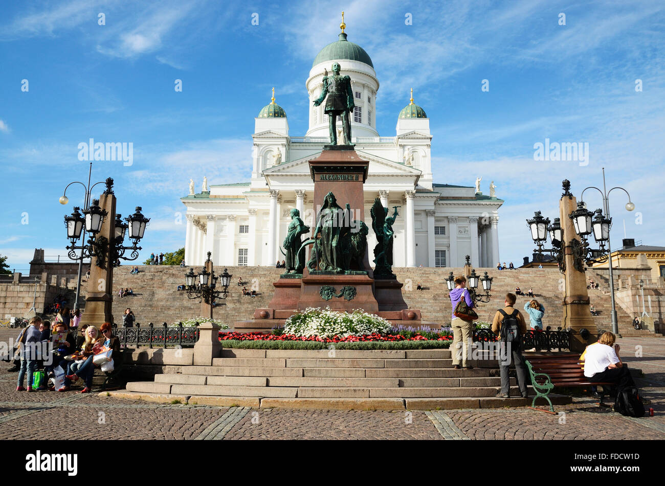 La Plaza del Senado de Helsinki, la estatua del emperador Alexander II y la Catedral de Helsinki en el fondo. Helsinki. Finlandia Foto de stock