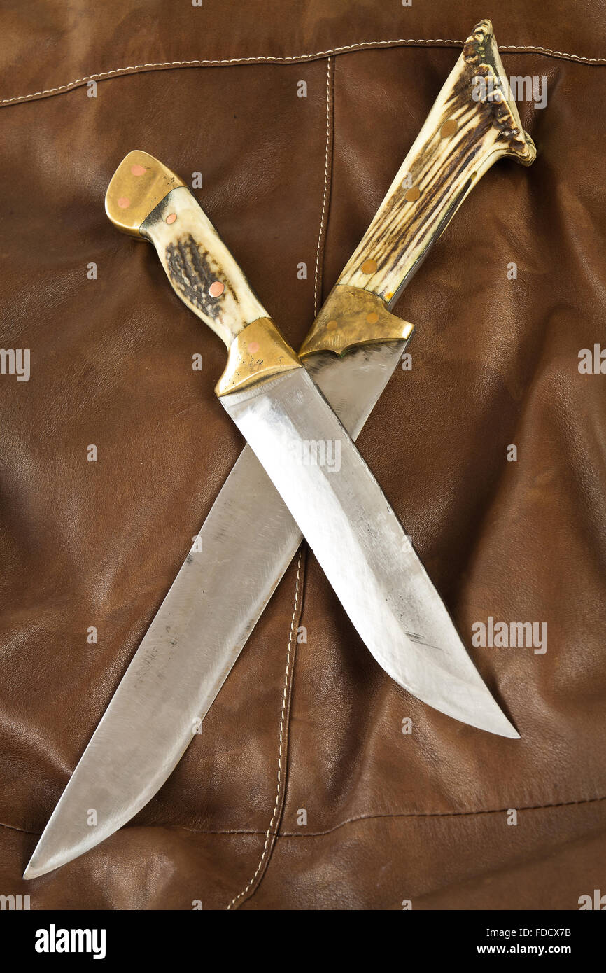 Cuchillo de caza con un mango de cuerno de ciervo Fotografía de stock -  Alamy