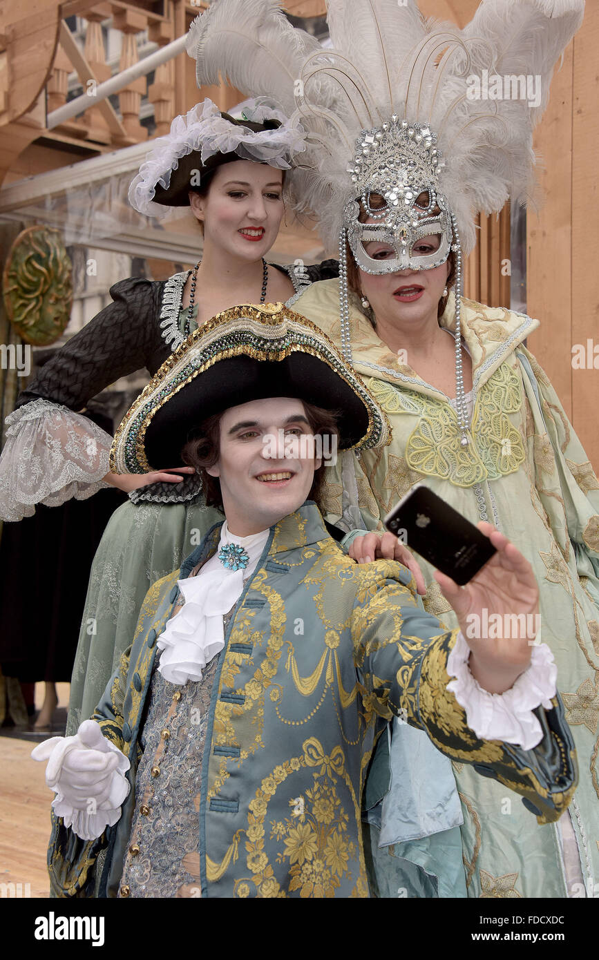 Venecia, Italia. 30 ene, 2016. Un hombre vestido como Casanova tiene un selfie con dos mujer.El Carnaval de Venecia es un festival anual, celebrada en Venecia, Italia. El carnaval oficialmente dura 10 días, que terminará en la celebración cristiana de la Cuaresma, pero este año un add en la semana se incluyó para extender el carnaval para ayudar a aumentar la asistencia a Venecia en lo que es generalmente un momento tranquilo para los visitantes de la ciudad. Crédito: MARTIN DALTON/Alamy Live News Foto de stock