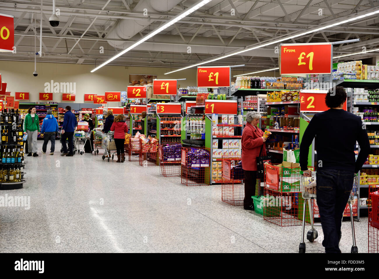 Dentro de supermercado Foto de stock