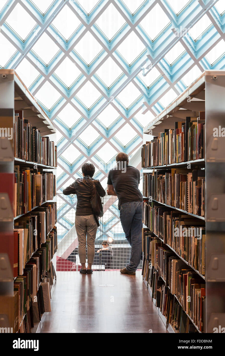Pareja mirando las ventanas de la Biblioteca Central de Seattle moderno