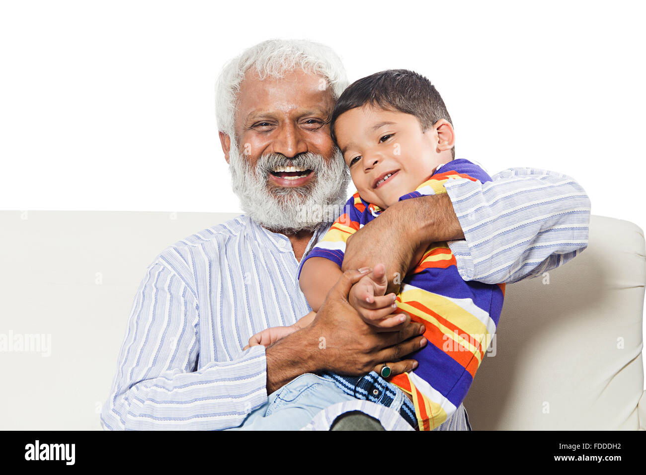 2 Personas abuelo y nieto sentado en el sofá divertido Foto de stock
