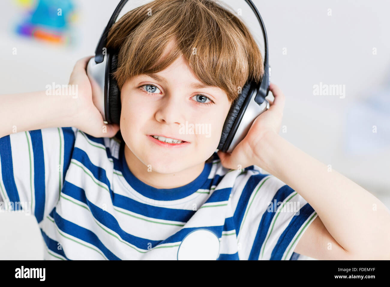 Chico lindo usando audífonos y disfrutar de música Fotografía de stock -  Alamy