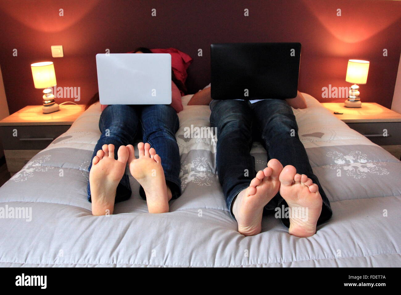 Pies En La Cama Hombre Y Mujer Fotos e Imágenes de stock - Alamy