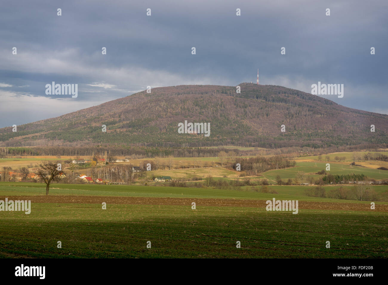 Monte Sleza y los campos circundantes a principios de la primavera Foto de stock