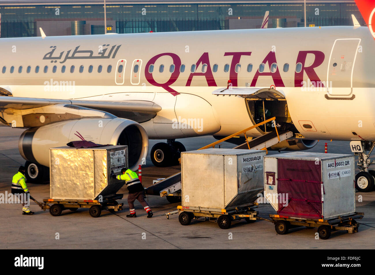 Equipaje se cargan en un vuelo de Qatar Airways, Hamad, el aeropuerto  internacional de Doha, Qatar Fotografía de stock - Alamy