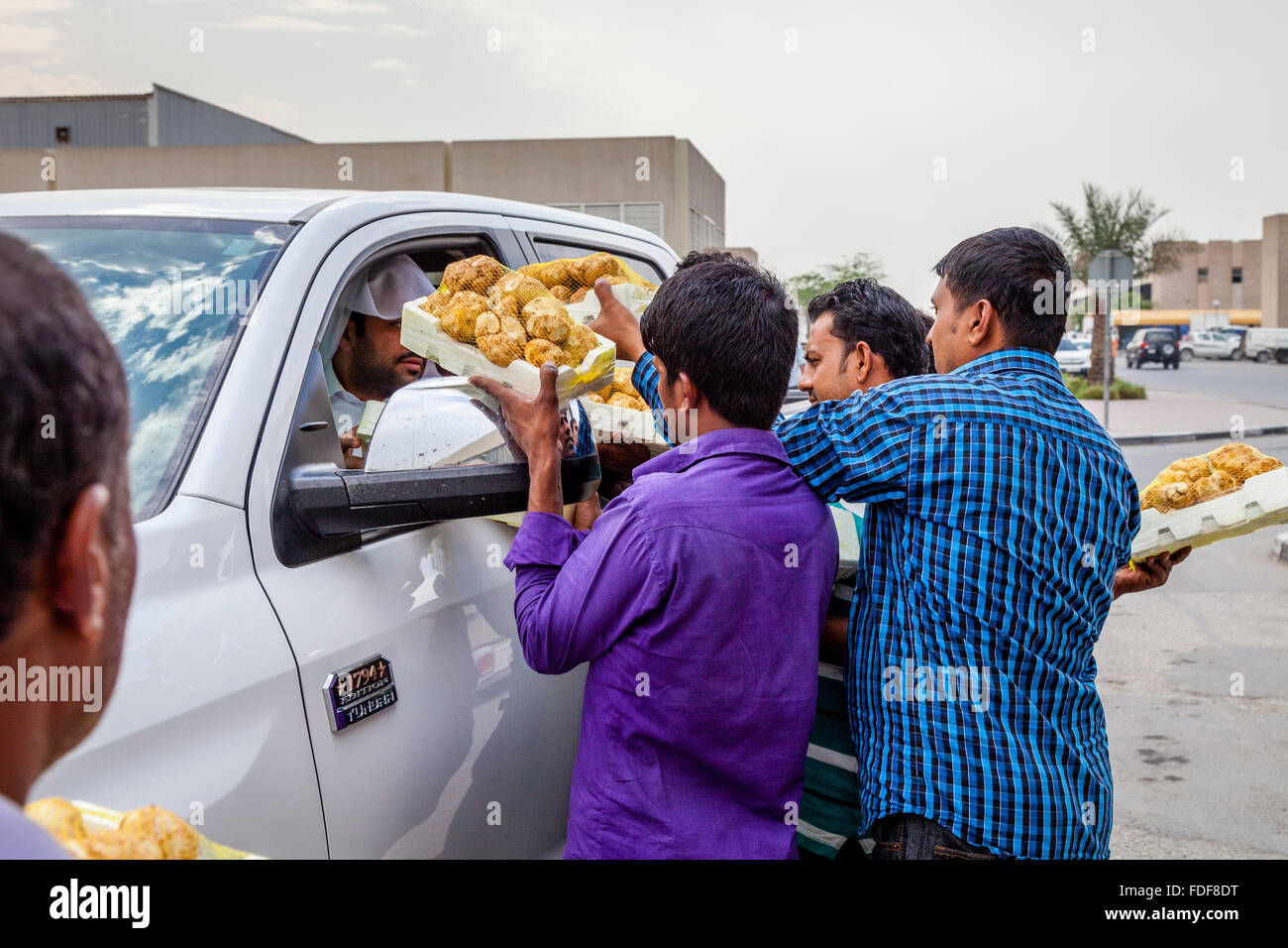 Los trabajadores migrantes de Bangladesh vender trufas importadas a los qataríes Local, el Mercado Municipal, Doha, Qatar Foto de stock