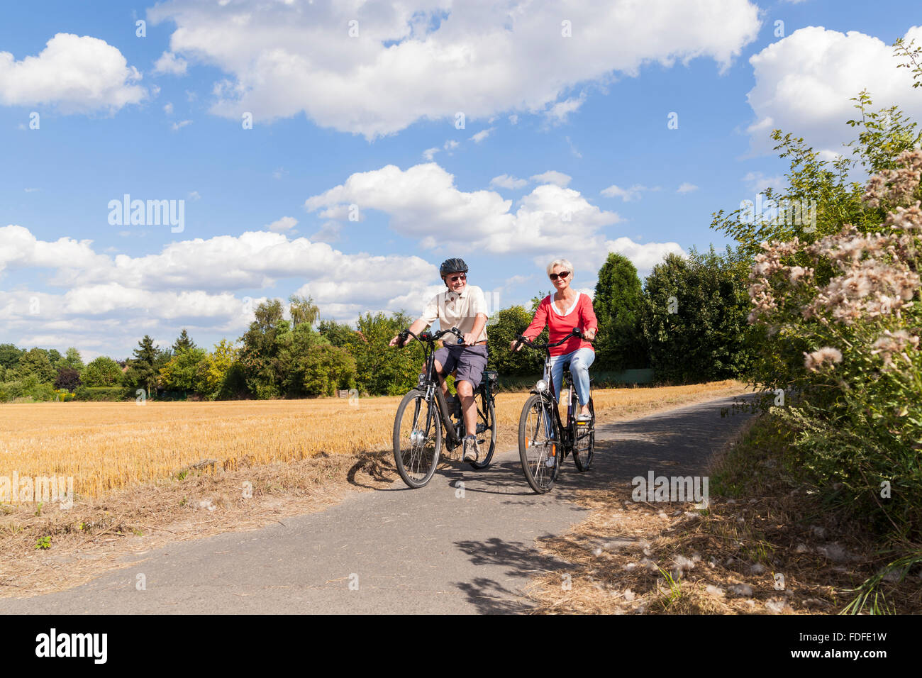 Personas mayores activas atractivo viaje en bicicleta en primavera verano otoño otoño Foto de stock