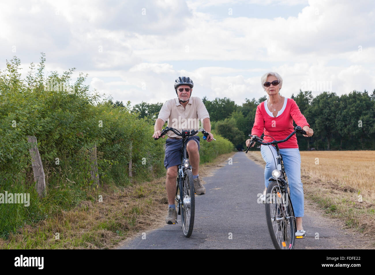 Personas mayores activas atractivo viaje en bicicleta en primavera verano otoño otoño Foto de stock