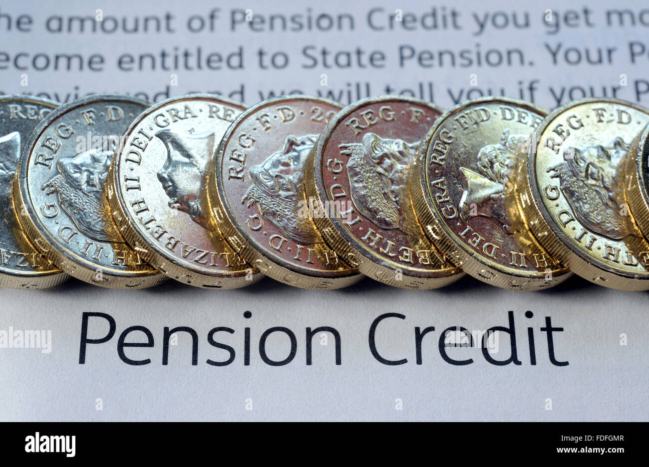 Formulario de información sobre créditos de pensión CON UNA LIBRA monedas vuelven reclamar las prestaciones del Estado de bienestar de jubilación Pensiones jubilados OAPS UK Foto de stock