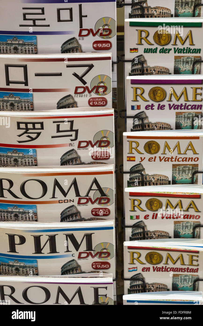 Roma, Italia. Guía de libros sobre Roma en muchos idiomas diferentes. Foto de stock