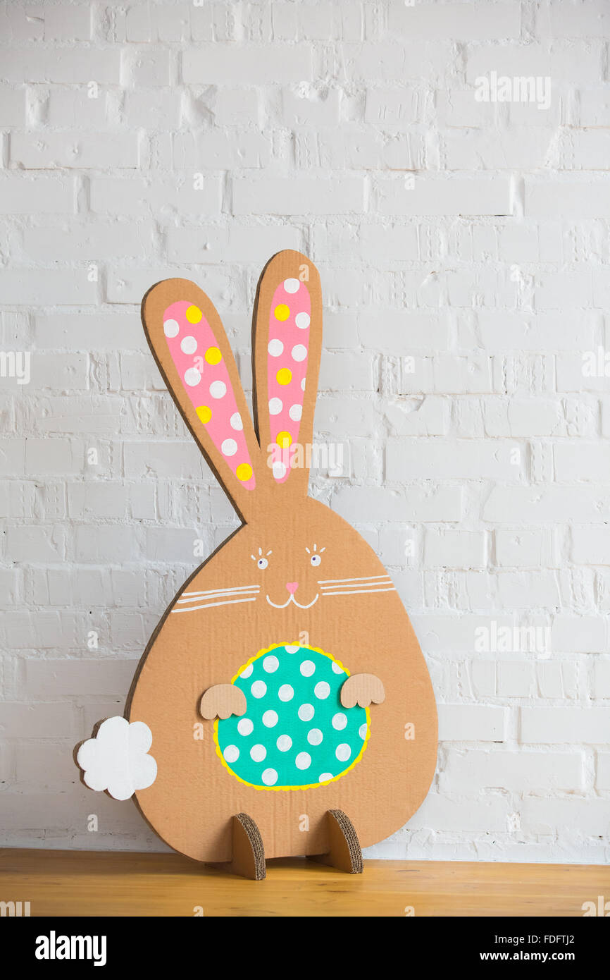 Decoración de Pascua. El conejo de cartón Foto de stock