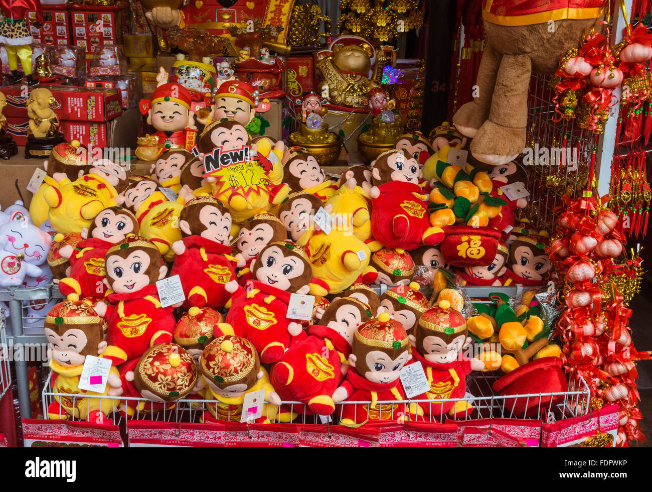 Juguete Blando festiva monos para la venta el Año Nuevo chino del mono en Singapur Fotografía de stock Alamy