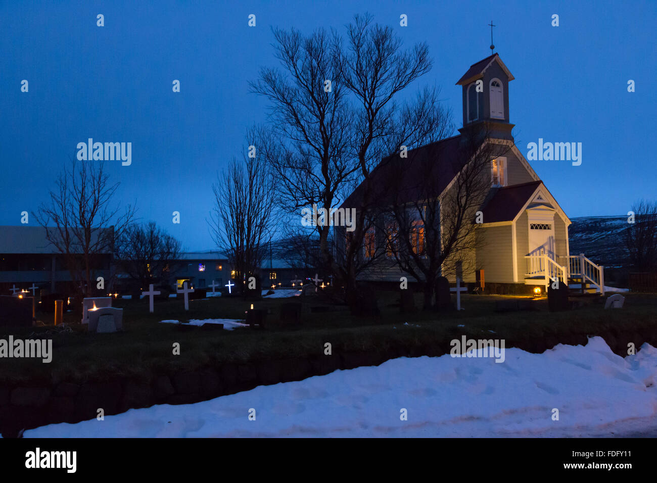Una cancha de iglesias rurales en una aldea islandesa Foto de stock