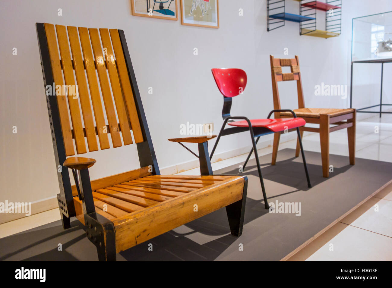 Sillas de madera y muebles contemporáneos de los años cincuenta en el Design Museum Gent en la ciudad de Gante, Bélgica, Flandes Oriental Foto de stock