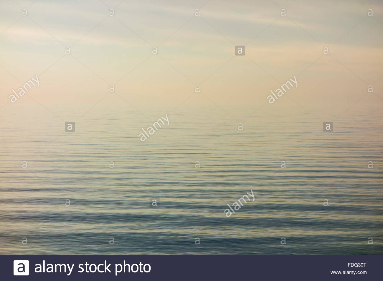 Eterno, interminable, infinita infinitas aguas del Lago Ontario, uno de los Grandes Lagos a principios de invierno en Toronto, Ontario, Canadá Foto de stock