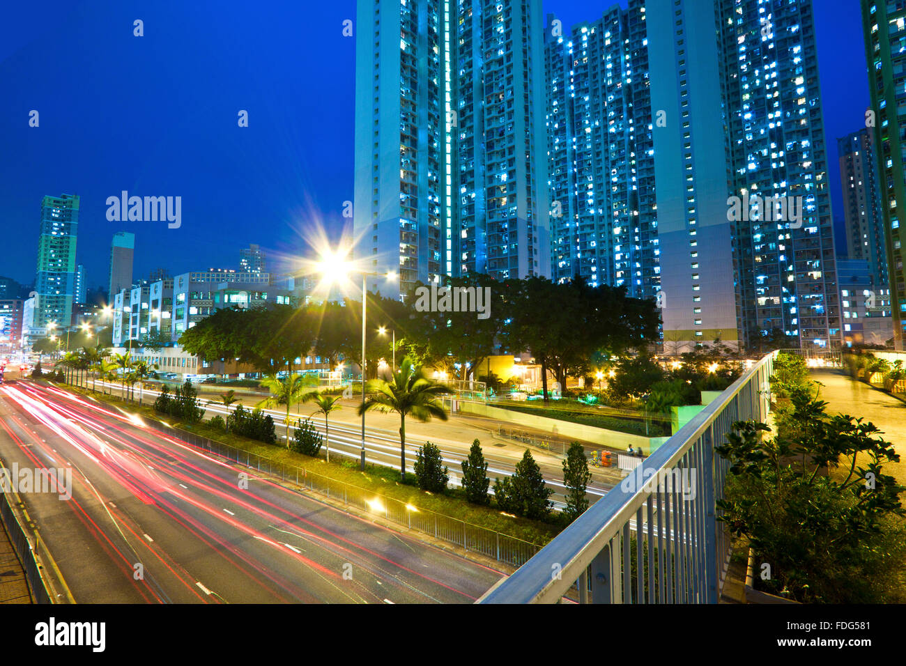 El tráfico en el centro de Hong Kong por la noche Foto de stock