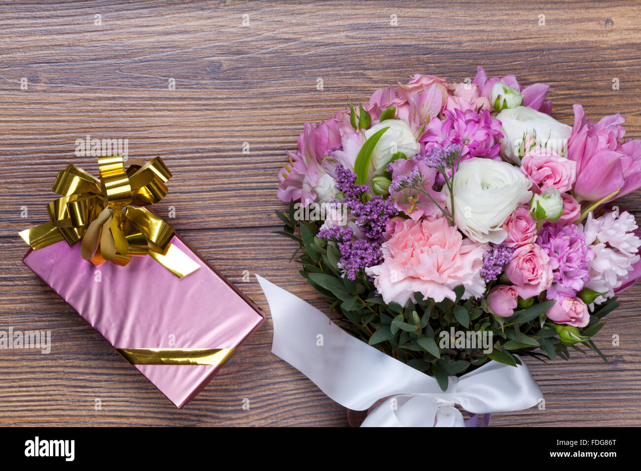 Paquete de regalo de San Valentín con flores en floristería tabla Foto de stock