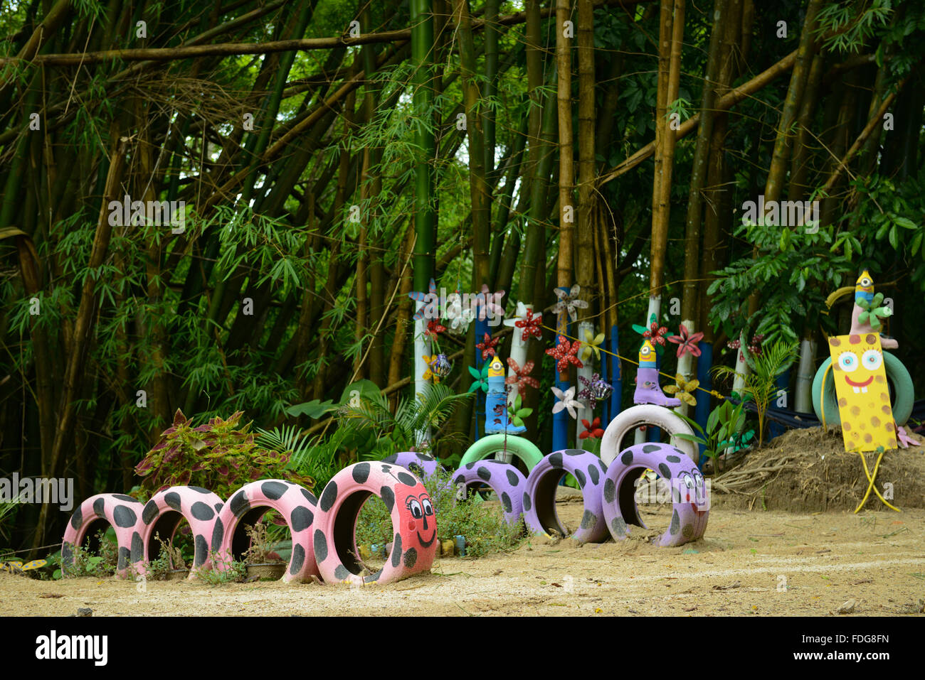 Decoraciones de jardín hechas de objetos reciclados. PUERTO RICO - Utuado. Isla del Caribe. Todo el territorio estadounidense. Foto de stock