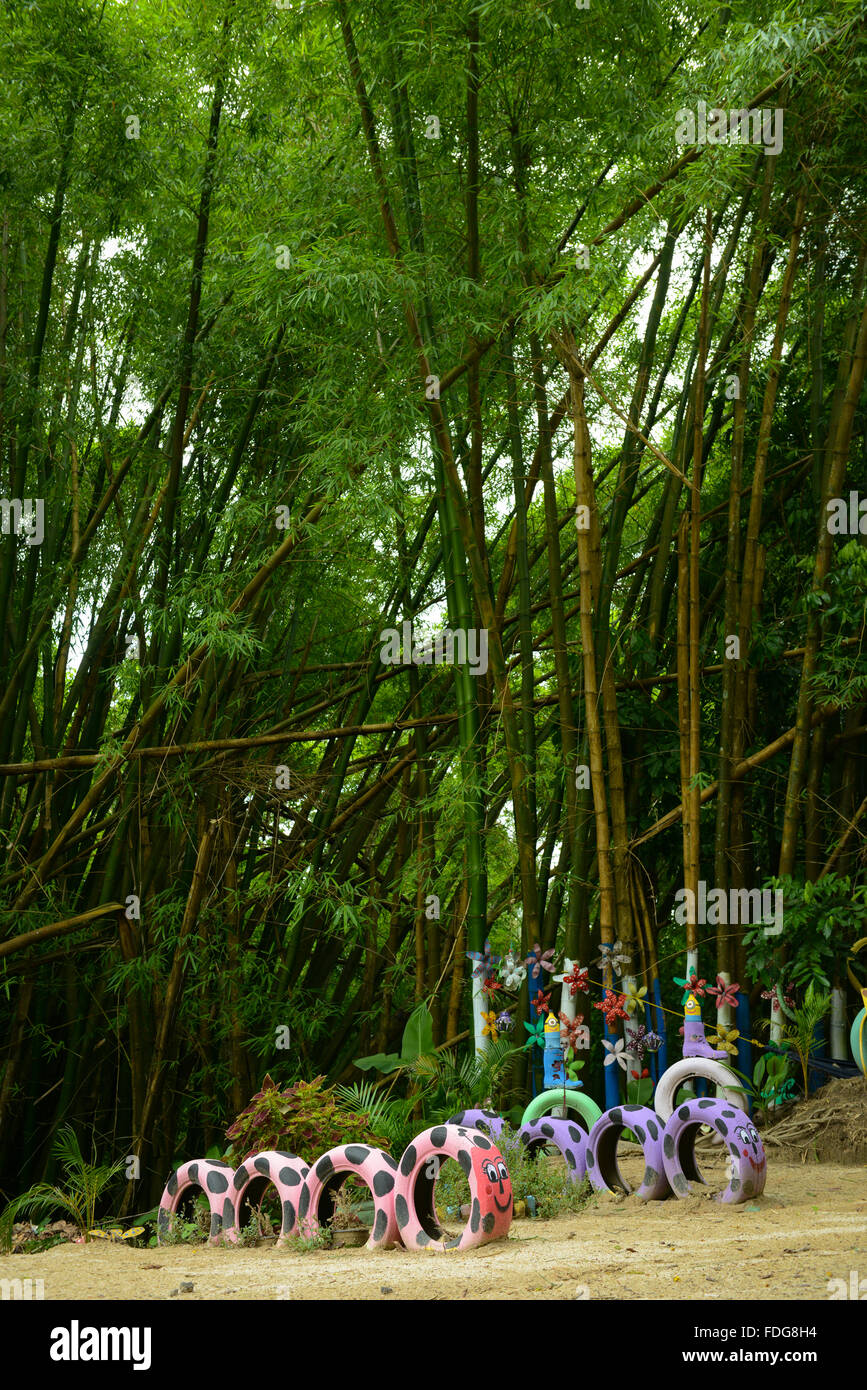 Decoraciones de jardín hechas de objetos reciclados. PUERTO RICO - Utuado. Isla del Caribe. Todo el territorio estadounidense. Foto de stock