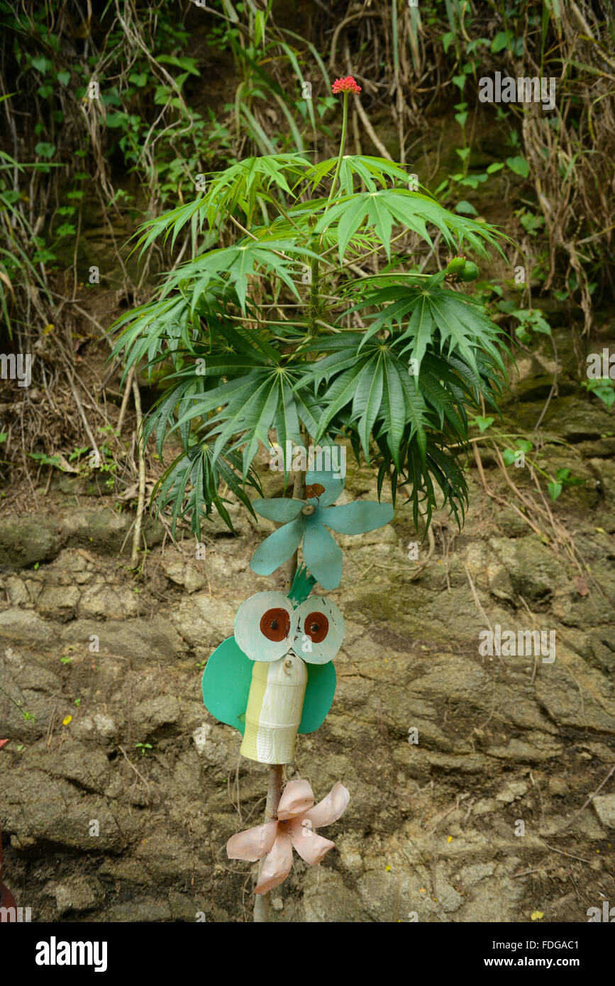 Decoraciones de jardín hechas de objetos reciclados. PUERTO RICO - Utuado. Isla del Caribe. Todo el territorio estadounidense. Foto de stock