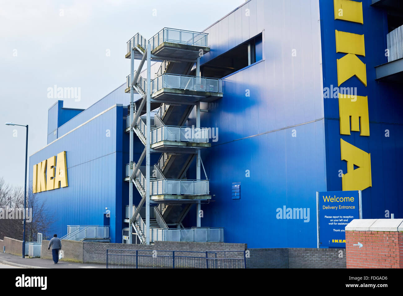 Ikea AshtonunderLyne tienda copyspace exterior amarillo azul logo
