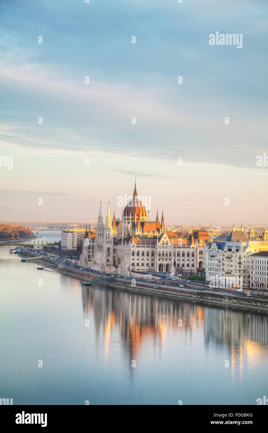 El edificio del parlamento en Budapest, Hungría, en la mañana Foto de stock