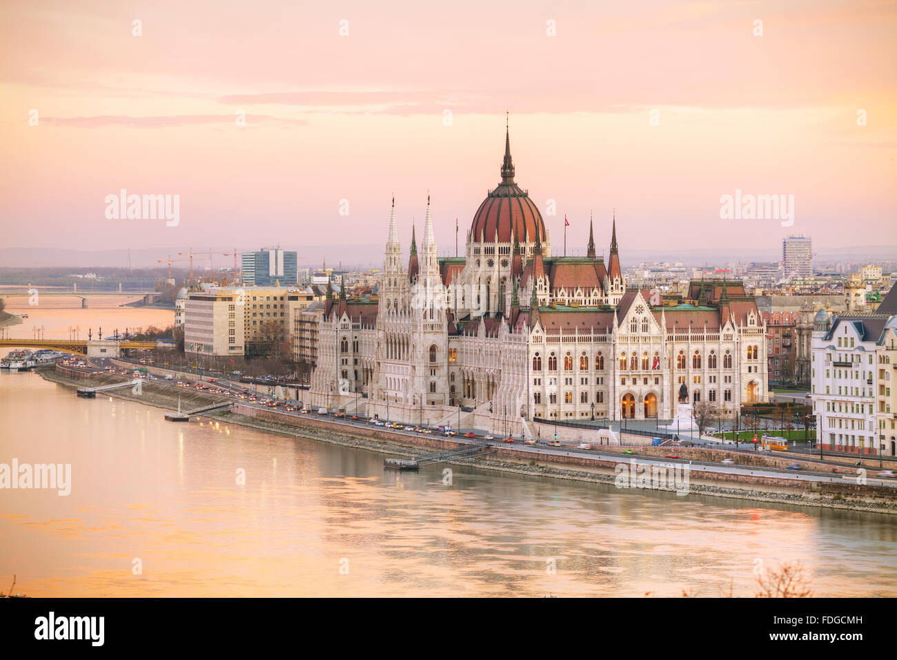 El edificio del parlamento en Budapest, Hungría al amanecer. Foto de stock