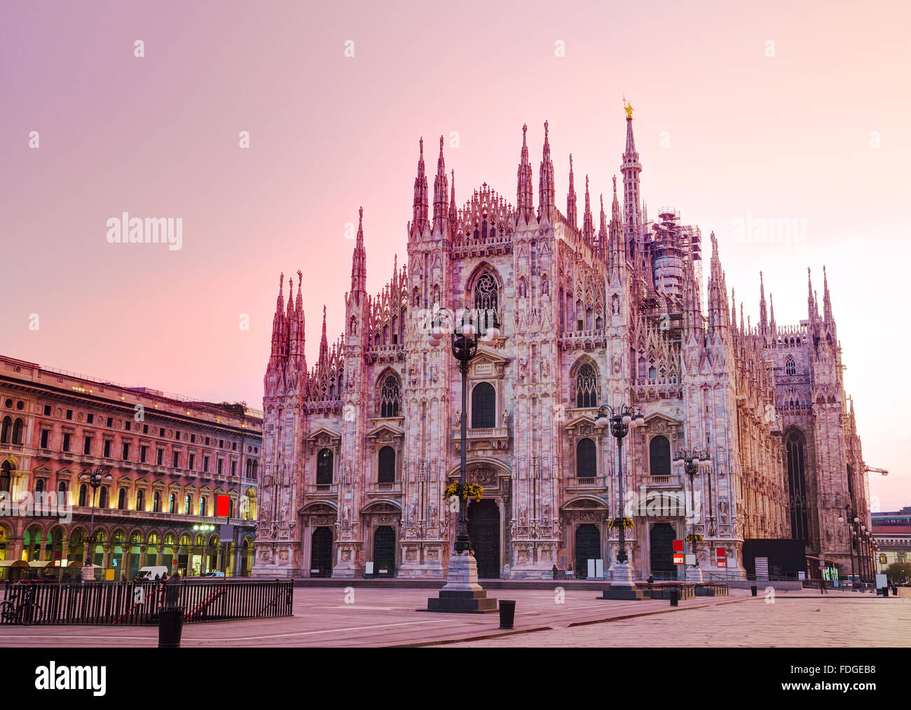 Duomo en Milán, Italia, al amanecer. Foto de stock