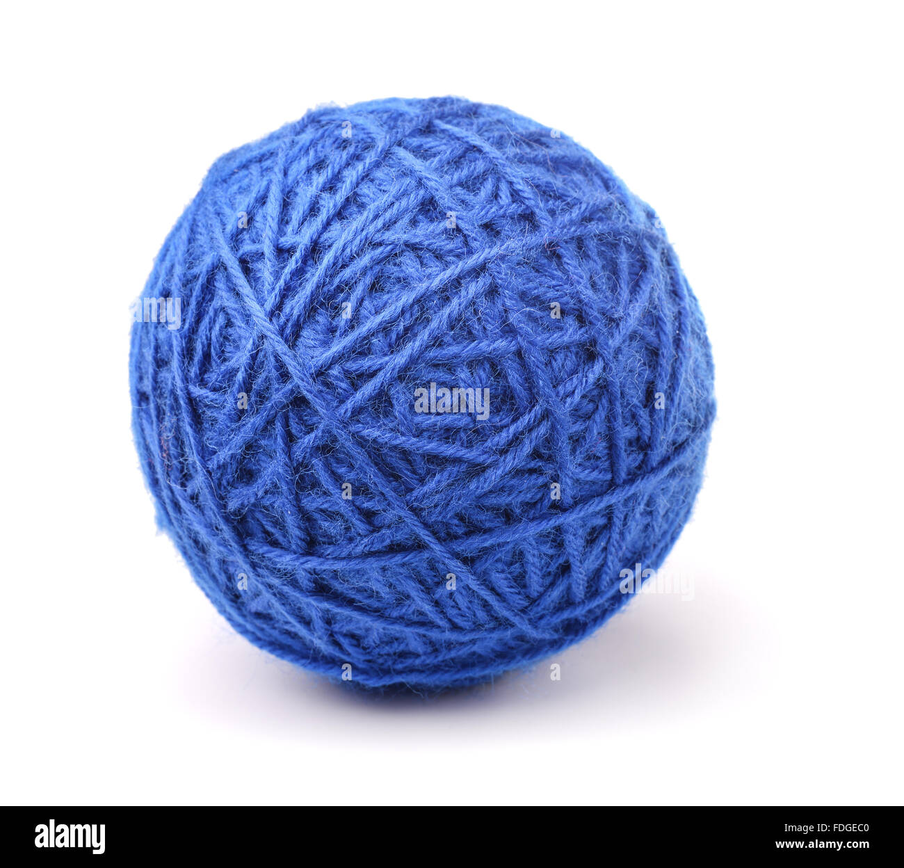 Ovillo de hilo de lana azul aislado en blanco Foto de stock