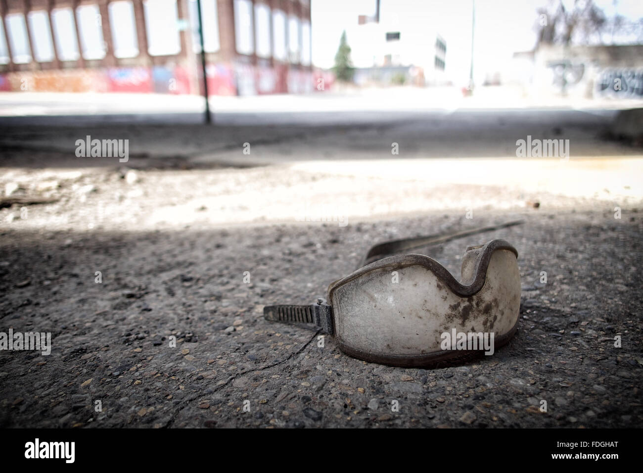 Gafas de seguridad descarta en una calle urbana, en una zona industrial Foto de stock
