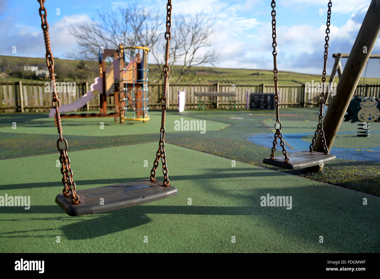 Fotografía de Stock de archivo genérico de columpios para niños en el patio  de recreo de la cantera de la aldea de Trefil, al sur de Gales, Reino  Unido. Ubicado e genérico