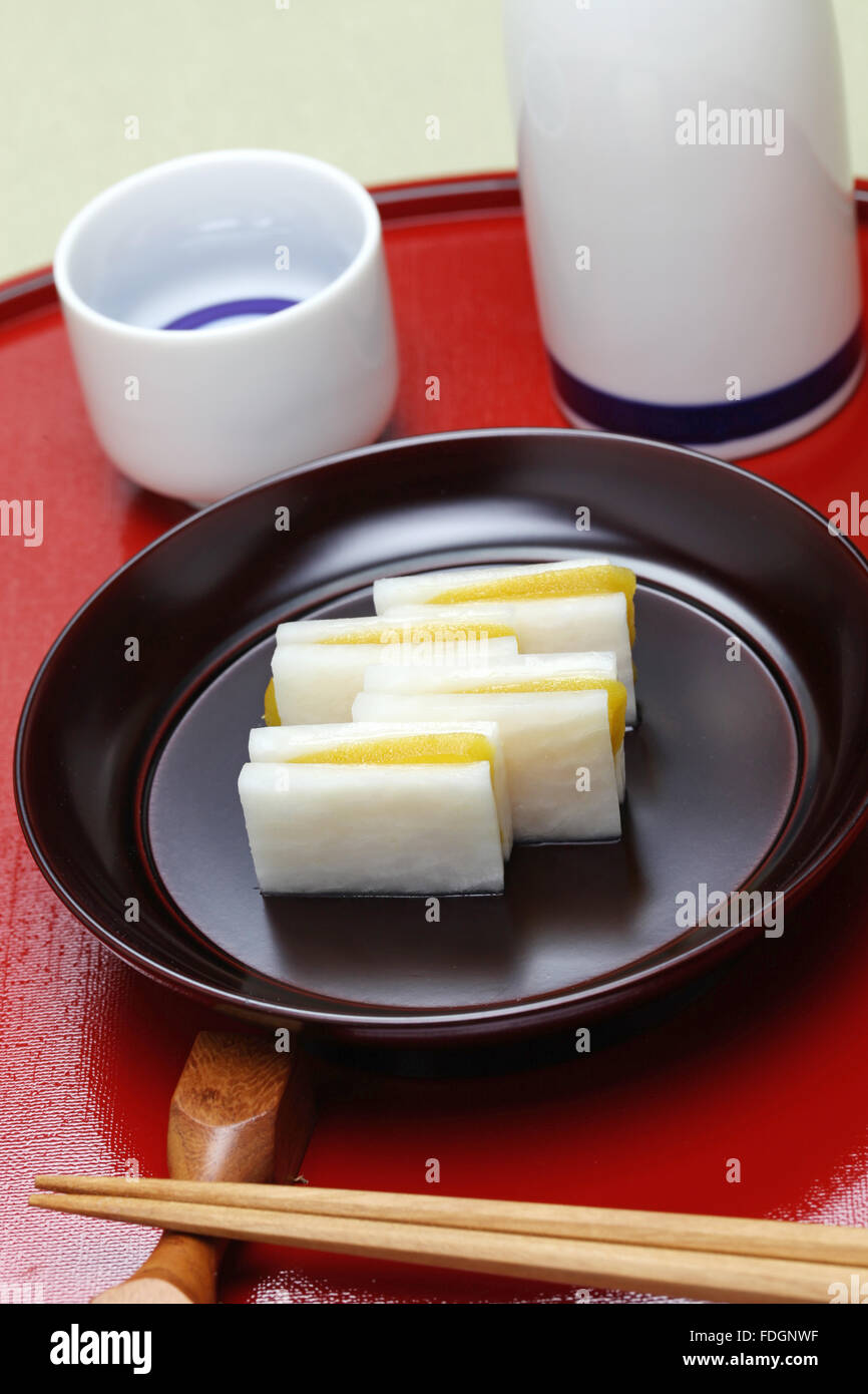 Karasumi daikon, bottarga con rábano, aperitivo de vino de arroz, cocina japonesa. Foto de stock