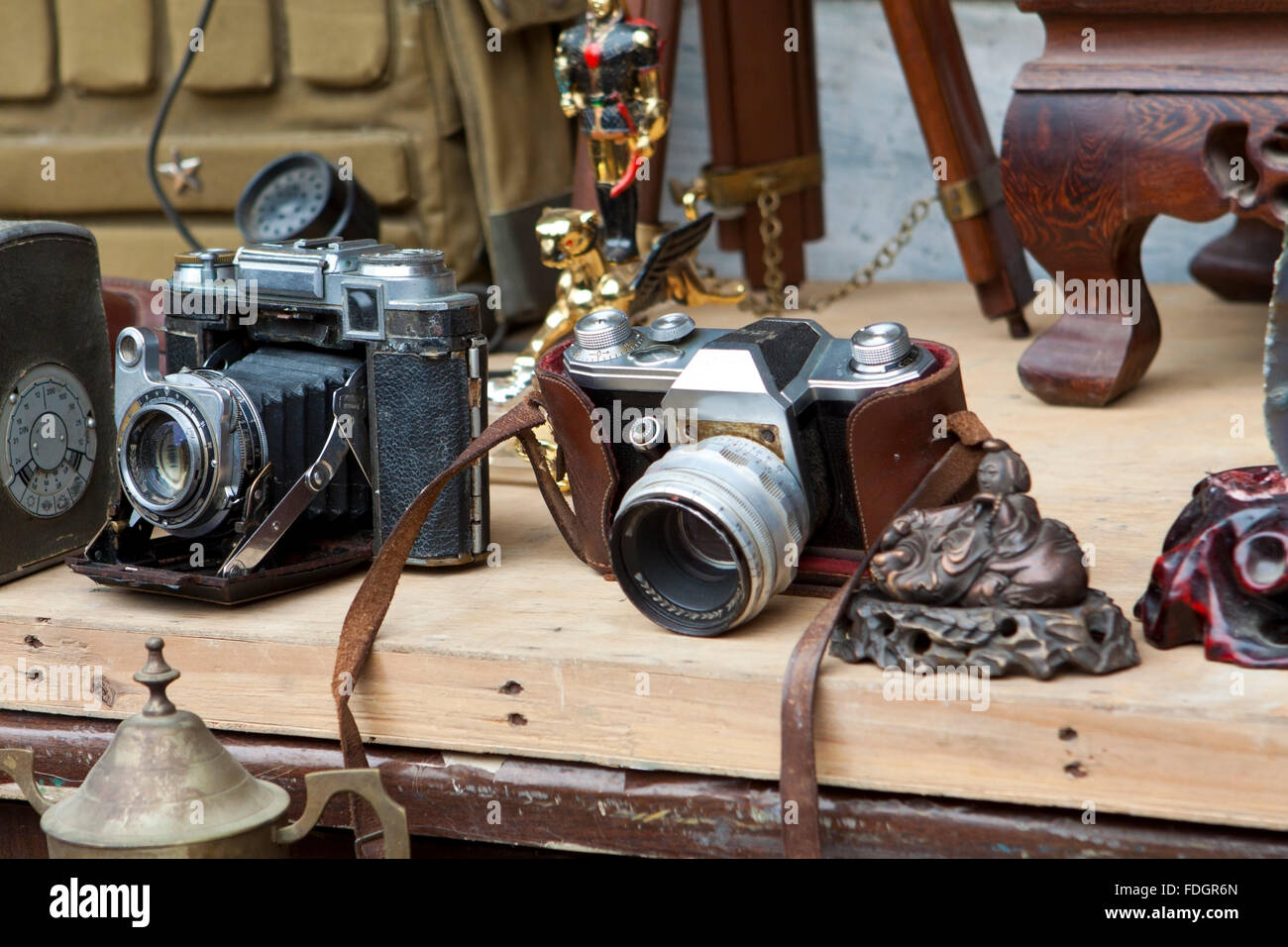 Glosario espontáneo dentista Market selling old cameras fotografías e imágenes de alta resolución - Alamy