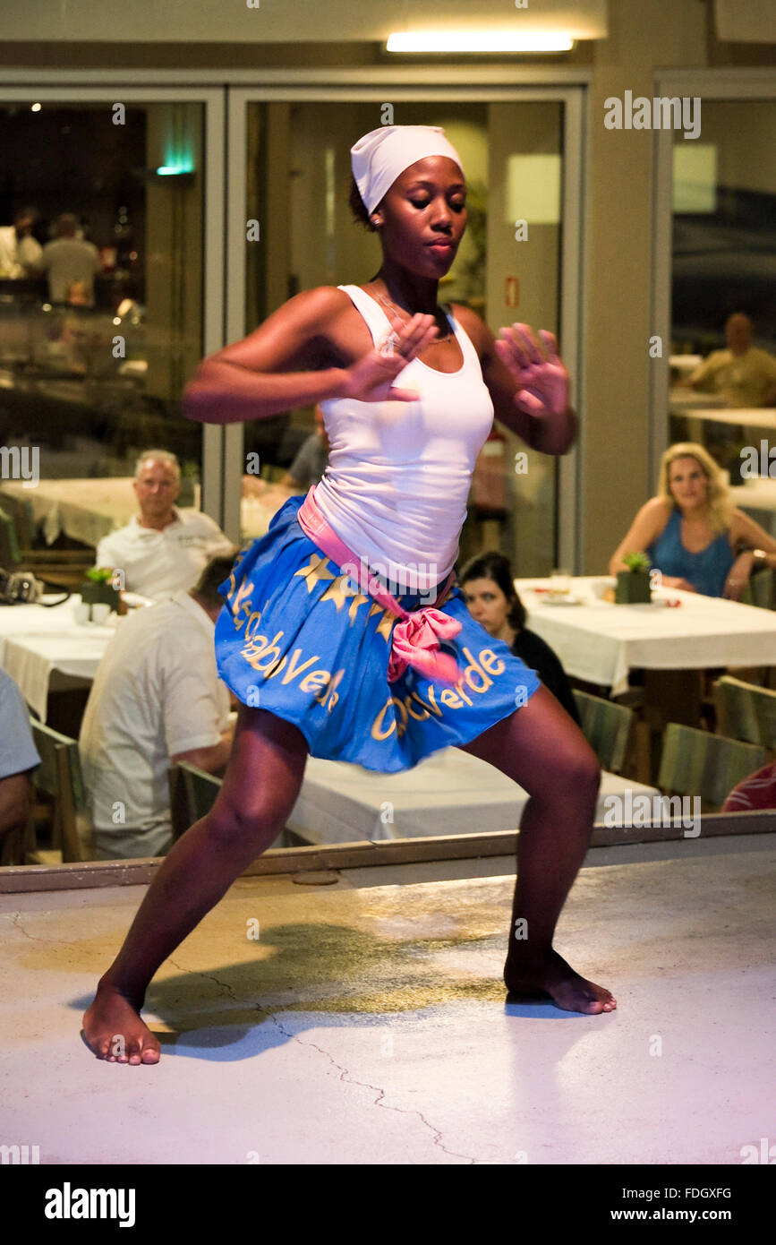 Vertical de mujer caboverdiana bailando folklore tradicional en Cabo