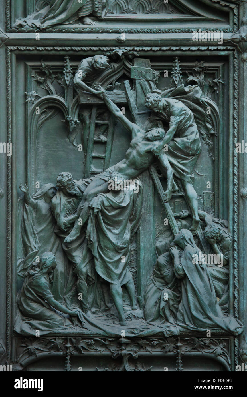 Descendimiento de la Cruz. Detalle de la principal puerta de bronce de la catedral de Milán (Duomo di Milano) en Milán, Italia. La puerta de bronce Foto de stock