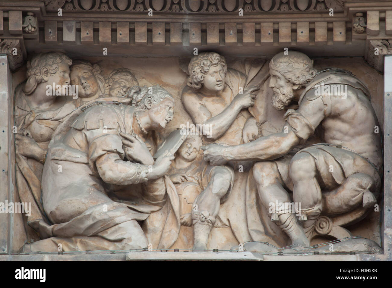 El rey Salomón y la Reina de Saba. Socorro mármol por el escultor italiano Gaspare Vismara en la fachada principal de la catedral de Milán Foto de stock