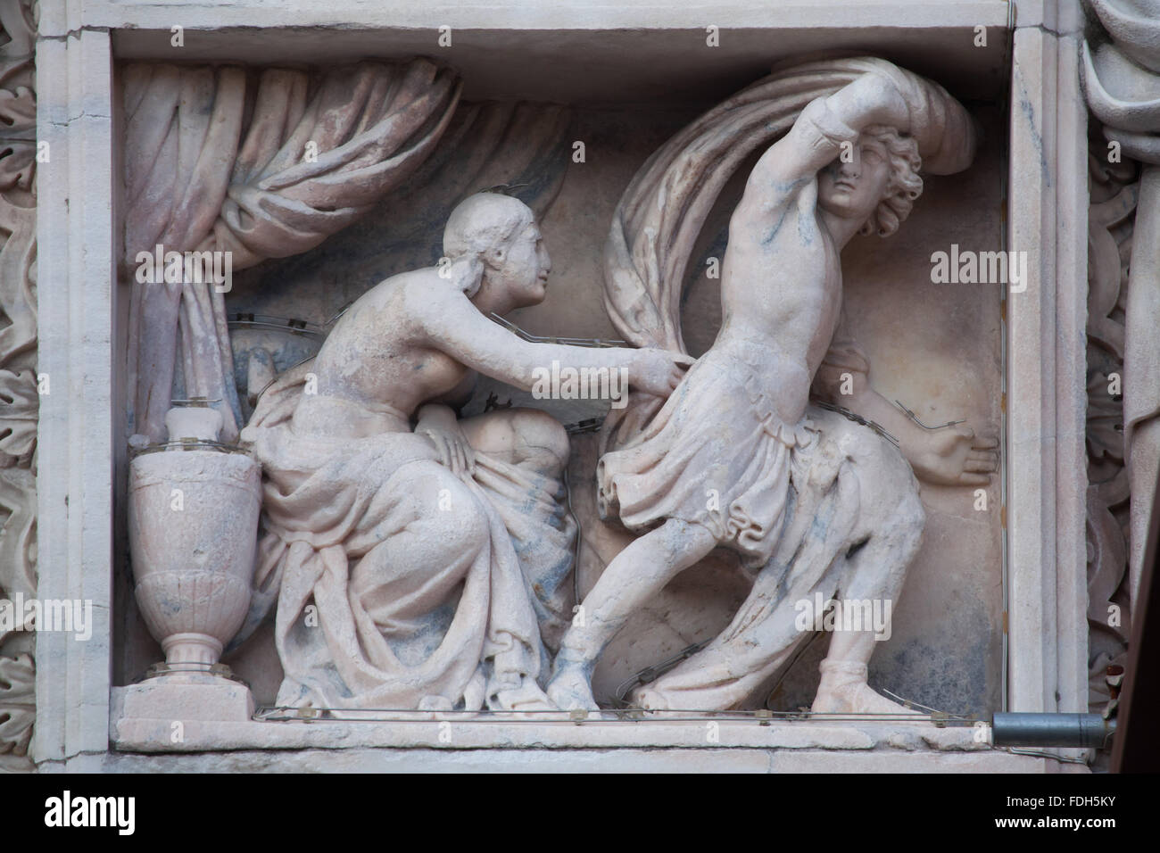 José y la esposa de Potifar. Alivio de mármol en la fachada sur de la catedral de Milán (Duomo di Milano) en Milán, Lombardía, Italia Foto de stock