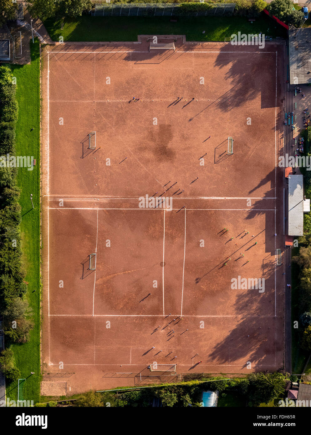 Vista aérea, instalaciones deportivas en Herne Börnig Börnig VfL en la formación de los jóvenes, la grabación perpendicular, campo de fútbol, pista de tenis de tierra batida, Foto de stock