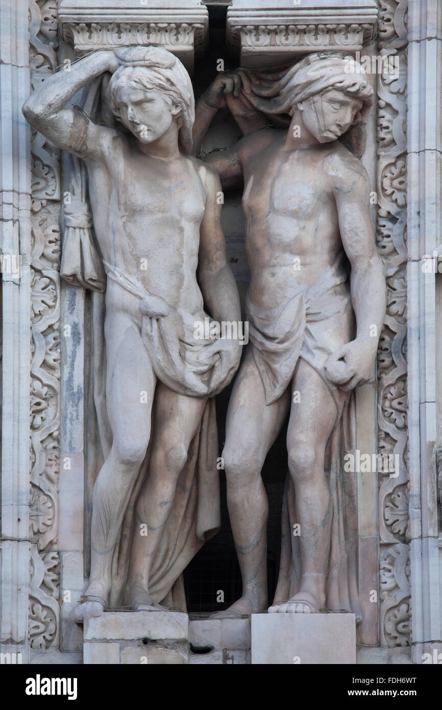 Atlantes apoyando la fachada principal de la catedral de Milán (Duomo di Milano) en Milán, Lombardía, Italia. Foto de stock