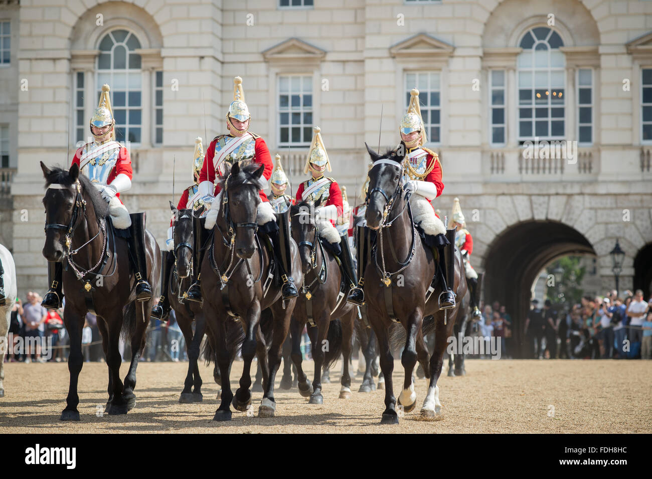 Londres, Inglaterra - Cambio de guardia a caballo desfile protectores Foto de stock