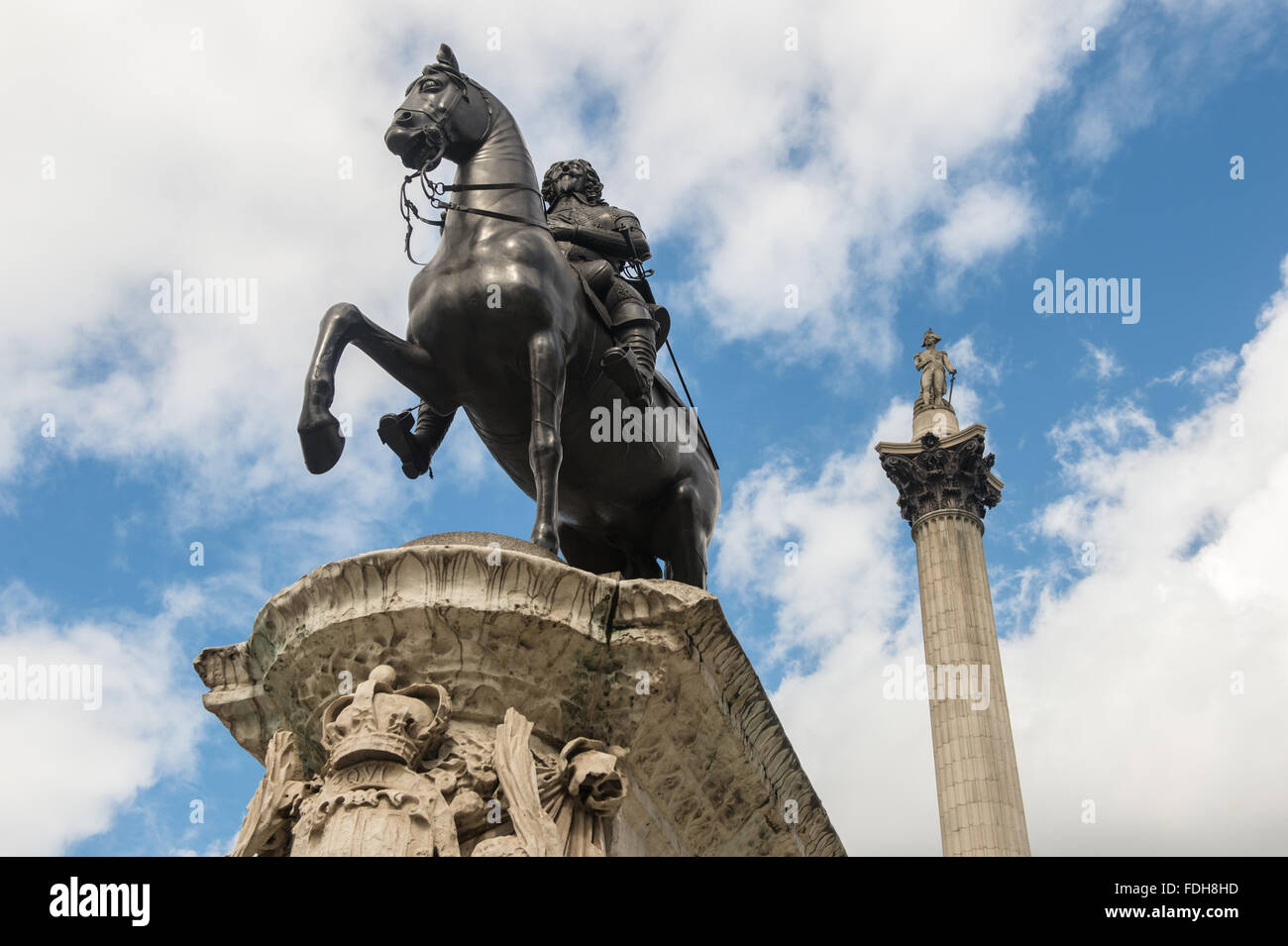 Ángulo de visión baja de una estatua en Trafalgar Square en Londres, Inglaterra Foto de stock