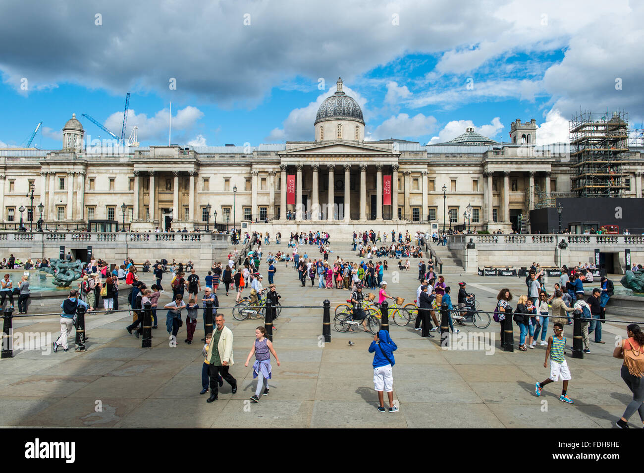 Los turistas fuera de la Galería Nacional en Trafalgar Square en Londres, Inglaterra Foto de stock
