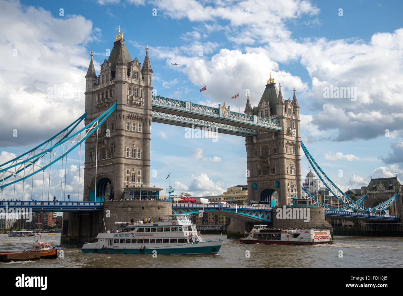 Barcos que pasan por el Puente de la torre sobre el Río Támesis en Londres, Inglaterra. Foto de stock