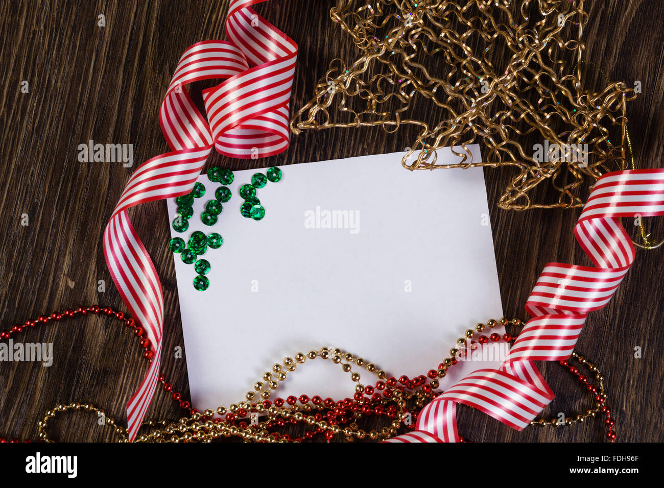 Tarjeta en blanco blanco y elementos de decoración. Lugar para el texto Foto de stock