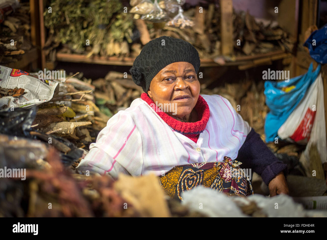 Comerciante vender medicamentos tradicionales a base de plantas en el comercio mayorista de Manzini producir y el Mercado Artesanal en Suazilandia, África Foto de stock