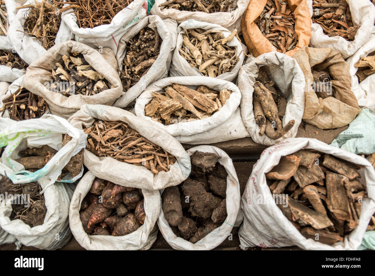 Hierbas medicinales para la venta en el comercio mayorista de Manzini producir y el Mercado Artesanal en Suazilandia, África Foto de stock