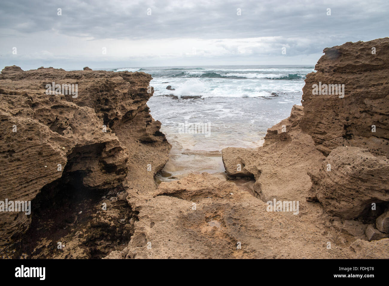 Playa rocosa en Santa Lucía, Kwazulu-Natal, Sudáfrica - Parque de Humedales iSimangaliso Foto de stock